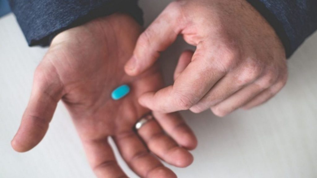 Uống viagra không quan hệ sẽ không xảy ra tình trạng cương kéo dài 